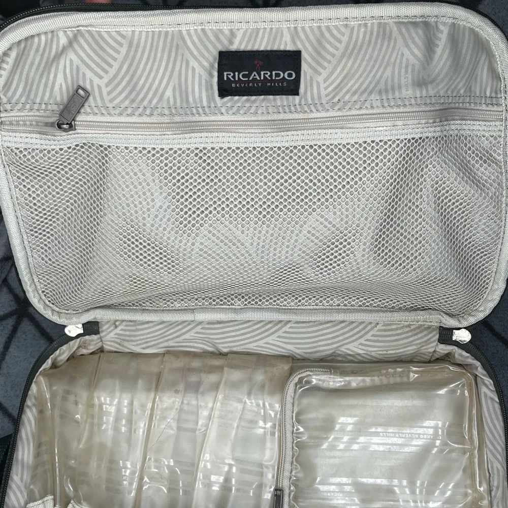 Ricardo Beverly Hills Green Weekend Luggage Carry On Travel Bag C1